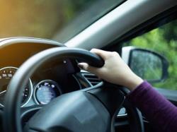 آشنایی با ۱۰ عادت غلط هنگام رانندگی