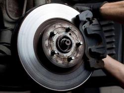 چرا کالیپر ترمز گیر می‌کند و برای رفع آن چه باید کرد؟